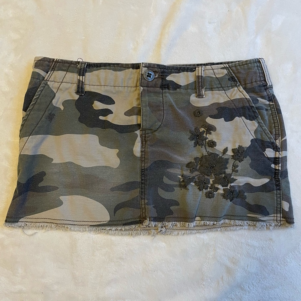 VNTG Roxy Camo Floral Embroidered Mini Skirt Y2K Grunge Military Core Size 5